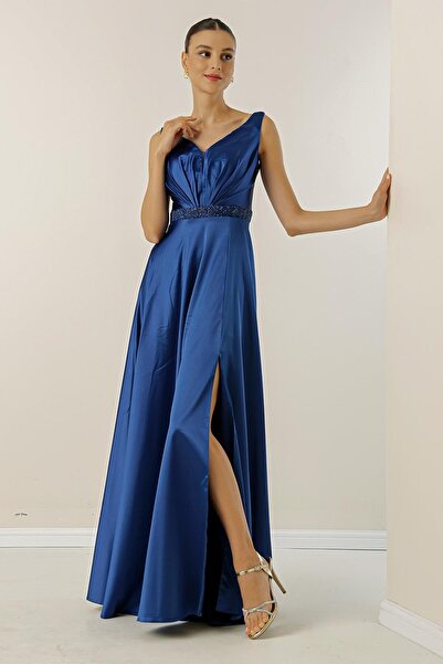 By Saygı Dlouhé saténové šaty s širokým výstřihem a širokým páskem v pase s korálky a podšívkou