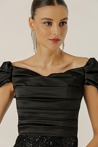 By Saygı Madonna s výstřihem, nízkým rukávem vpředu s řaseným asterovým vrchním dílem, saténový spodní díl dlouhé šaty s flitry