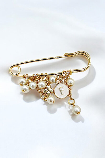 PETEK AKSESUAR Incili Harf Sallantılı Yonca Detaylı Iskoç Iğnelik Broş