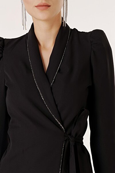 By Saygı Šaty s vycpanými rameny, uvnitř poloviční podšívkou, na jedné straně skládané rukávy a detail řetízku