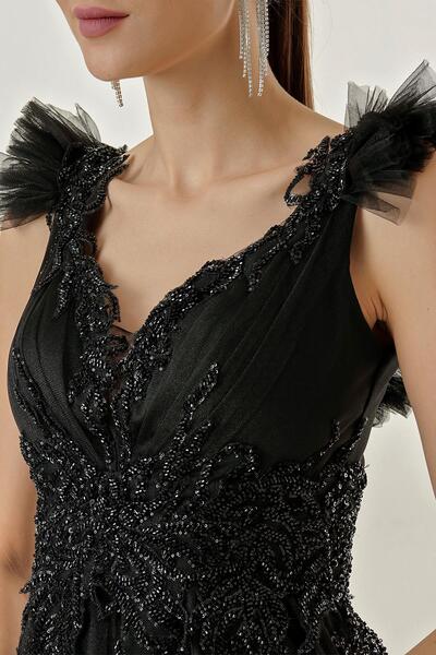 By Saygı Dlouhé tylové vyšívané korálkové šaty s podšívkou