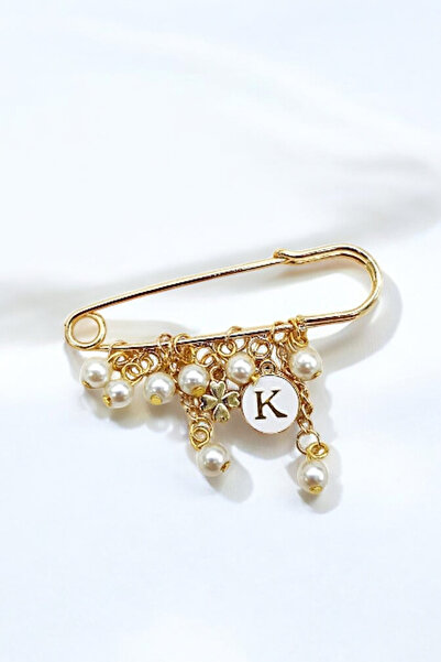 PETEK AKSESUAR Incili Harf Sallantılı Yonca Detaylı Iskoç Iğnelik Broş K