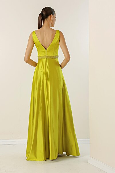 By Saygı Dlouhé saténové šaty s širokým výstřihem a širokým páskem v pase s korálky a podšívkou