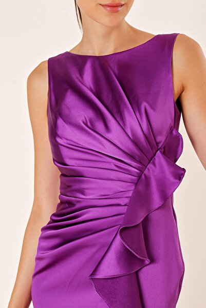 By Saygı Rochie lungă din satin, drapată în față, căptușită cu volan