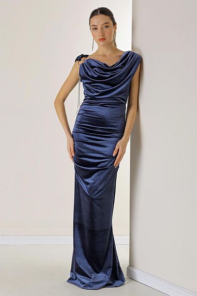 By Saygı Langes Samtkleid mit One-Shoulder-Träger und Kette