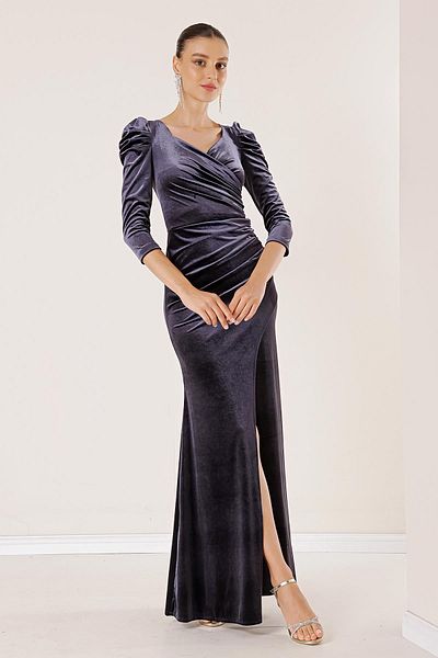 By Saygı Langes Samtkleid mit Faltenschlitz