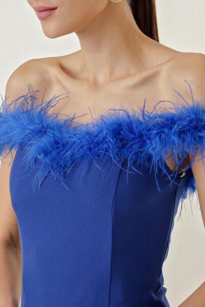 By Saygı Dlouhé šaty lemované límcem Madonna s peřím a rozparkem vpředu