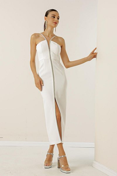 By Saygı Abendkleid aus beschichtetem Crêpe mit Steindetail und Schlitz vorne