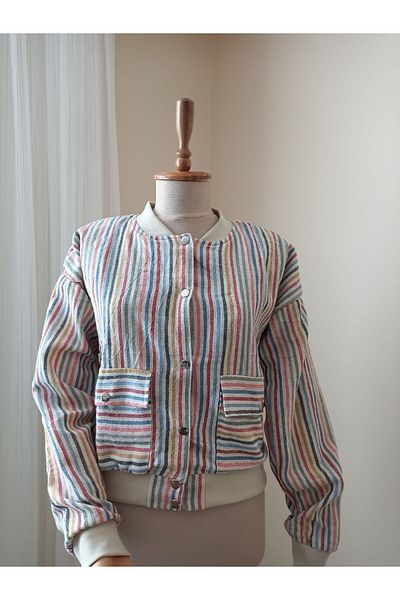 Butik İnci φοράει εποχιακό μπουφάν με επένδυση Bomber με ρίγες κρέμας