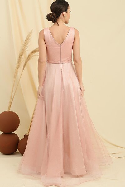 By Saygı Dlouhé princeznovské šaty s výstřihem do V a lemovaným drahokamem