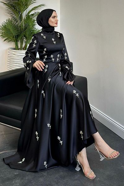 MERVEN AKYÜZ Βραδινό φόρεμα Emilia Black Satin - Princess Stone Λεπτομερές