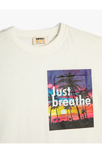 Koton Kurzarm-T-Shirt aus Baumwolle mit bedruckter Pattentasche und detailliertem Rundhalsausschnitt