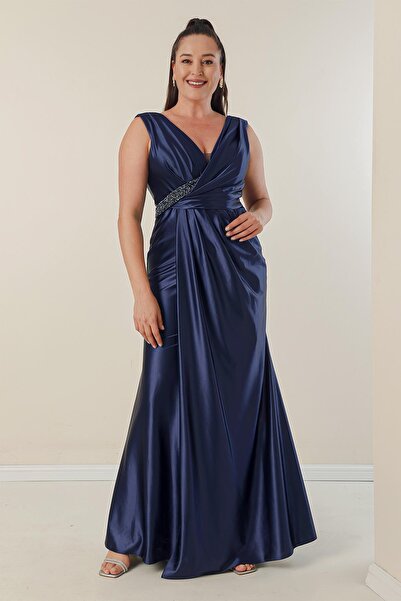 By Saygı Φόρεμα μακρύ σατέν φόρεμα με επένδυση σε μεγάλο μέγεθος με ντραπέ μπροστά και λεπτομέρεια με χάντρες