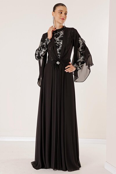 By Saygı Hijab lung din șifon cu paiete din talie aurita și detaliu din pene, căptușite cu curea, cu modele mixte