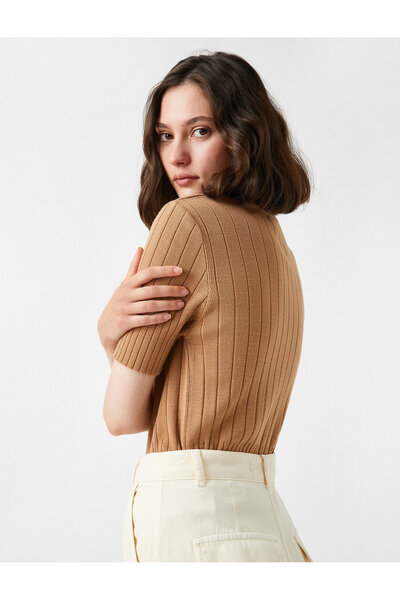 Koton Strickwaren mit hohem Kragen und kurzen Ärmeln aus Kaschmir mit Struktur