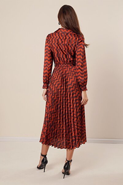 By Saygı Sukienka z plisowanej satyny z wzorem i podszewką z przodu, zapinana na pół guzika w talii