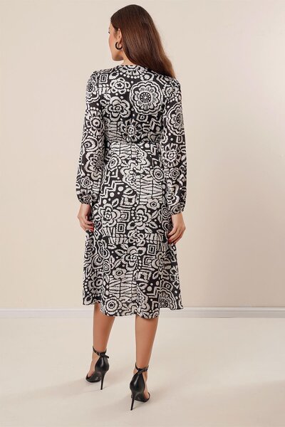 By Saygı Dvouřadé saténové šaty s květinovým potiskem na straně krku