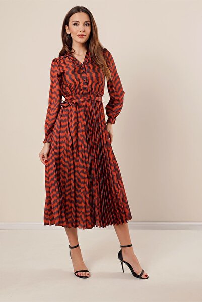 By Saygı Sukienka z plisowanej satyny z wzorem i podszewką z przodu, zapinana na pół guzika w talii
