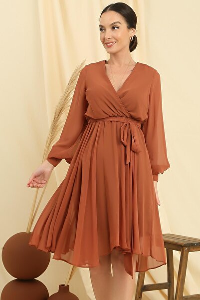 By Saygı Šifonové šaty s dvojitým límcem a dlouhým rukávem