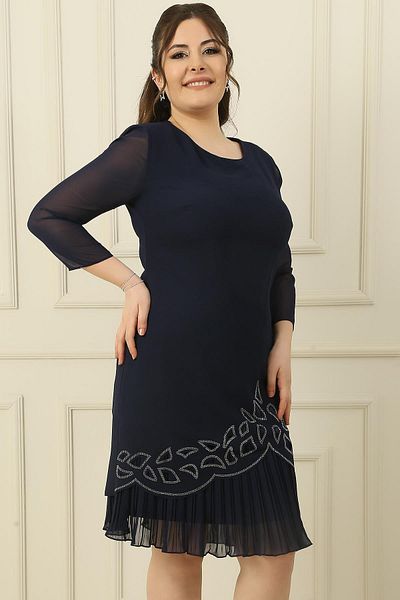 By Saygı Nagy méretű krepp ruha ujjakkal és szegéllyel, sifon redőzéssel és kőrészlettel