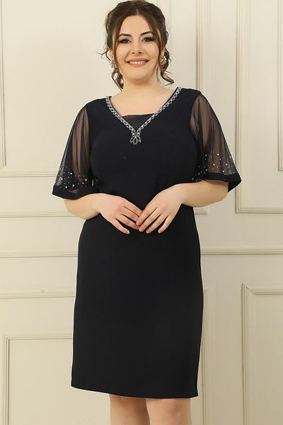 By Saygı Kleid in Übergröße mit steinbesticktem Kragen und Ärmeln