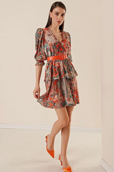 By Saygı Rochie din satin stratificată, cu decolteu dublu, cu centură, căptușită cu șal