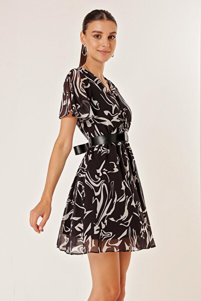 By Saygı Dwurzędowa szyfonowa sukienka z dekoltem w talii i podszewką w kwiatowy wzór