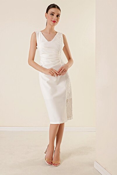 By Saygı Sukienka z koronkową aplikacją z jednej strony, z drapowanym przodem i podszewką.