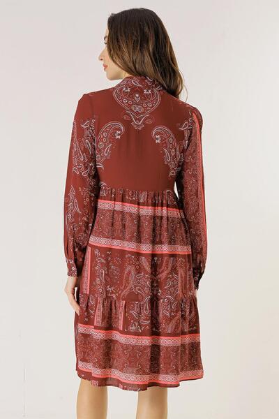 By Saygı Vzorované plisované viskózové krepové šaty s předním šátkem na knoflíky