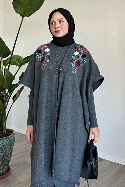 InStyle Antracit kötöttáru szett bojtos poncsóval és hímzéssel