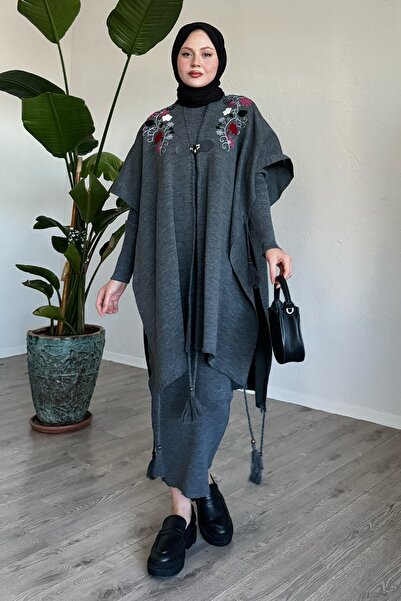 InStyle Antracit kötöttáru szett bojtos poncsóval és hímzéssel