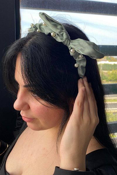 TAKIŞTIR تاج مزين باللؤلؤ مع شكل شريطي باللون الأخضر