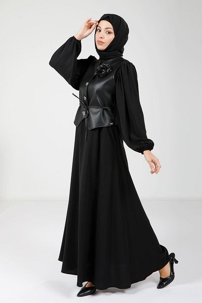 Beyza Μαύρο Φόρεμα Hijab - Δερμάτινο Γιλέκο και Λεπτομέρεια Τριαντάφυλλου 9076