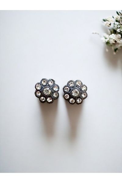 FAYRA ACCESSORIES أقراط ديزي صغيرة بتفاصيل حجر الزركون