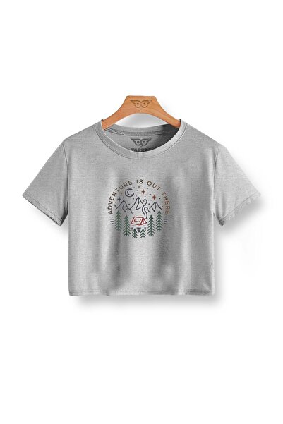 Tarrzzcom تي شيرت Adventure Crop بأكمام قصيرة ورقبة دائرية مطبوعة