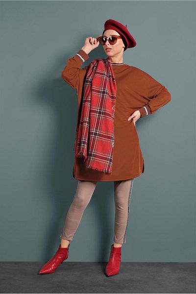 TRENDTESETTÜR Γυναικείο Taba (K.TABA) Μονόχρωμο Μονόχρωμο Μπλουζάκι με Λεπτομέρεια Στρογγυλής Λαιμόκοψης 0712