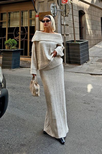 Swist Beigefarbenes Set aus Strickpullover und Rock mit Madonna-Kragen – Damen