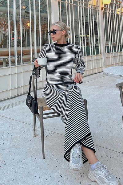 Swist Schwarzes Algo-Midi-Strickkleid mit Streifen und Rundhalsausschnitt und spanischen Ärmeln für Damen