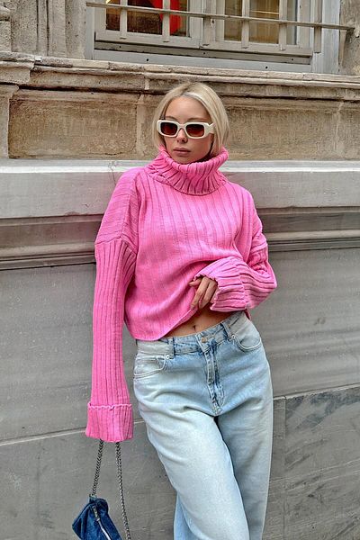 Swist Rosafarbener kurzer Strickpullover mit Rollkragen und Bündchendetail für Damen