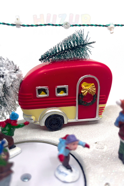 Huzur Party Store Paten Yapan Çocuklar Müzikli Işıklı Hareketli 27x16 Cm Kış Şehri Temalı Yılbaşı Yeni Yıl Dekoru Süsü