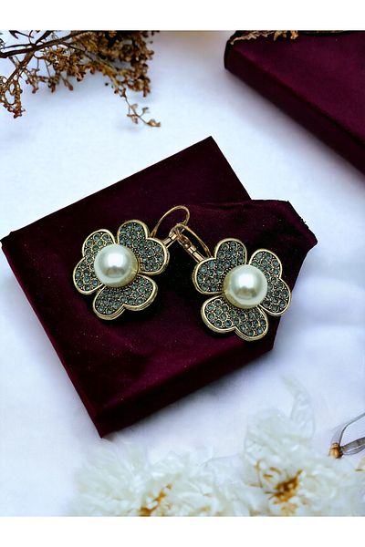 FAYRA ACCESSORIES Clover Figure Pearl Detailed Earrings