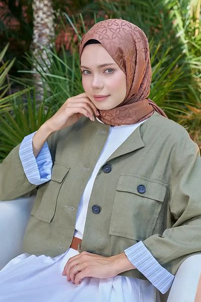 Madame Polo Διαχρονική συλλογή με μοτίβο καφέ τριφύλλι