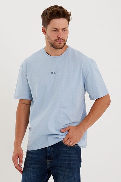 Superlife Tricou cu imprimeu Brooklyn, cu decolteu roșu și supradimensionat, pentru bărbați Spr21y27