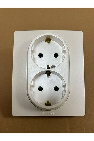 Legrand Legrand 767916   Salbei - Pearl White Colored Grounded Socket