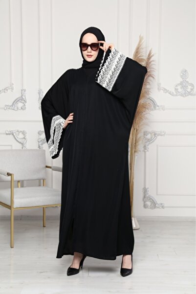 GigiTex Κομψή και υψηλής ποιότητας μαύρη δαντέλα με λεπτομέρεια Abaya Ferace με περιτύλιγμα - Κρεμ μετάξι στο μπράτσο