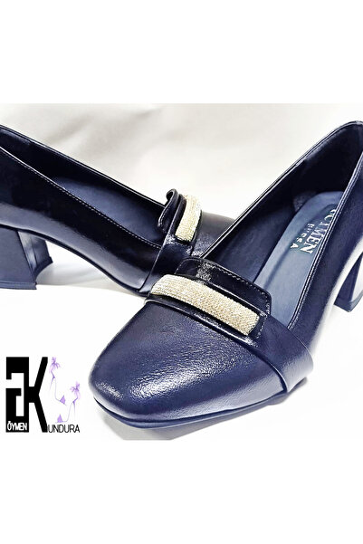 Göymen Kundura حذاء نسائي كاجوال كلاسيكي من الجلد الأسود بحزام حجري