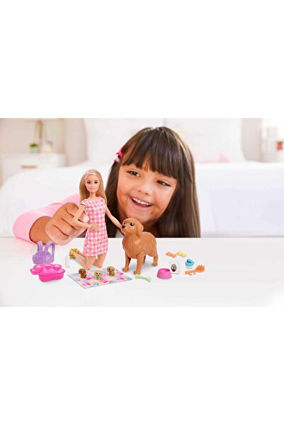 Barbie مجموعة لعب الجراء حديثي الولادة - دمية شقراء مع أم كلب و3 جراء