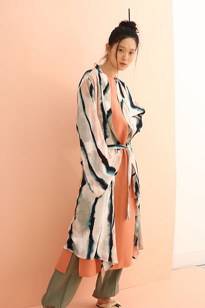 ALLDAY Ecru-marineblauer, gemusterter Kimono mit Taschengürtel