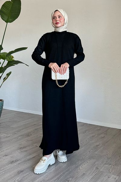 InStyle طقم تريكو أسود مع سترة بتفاصيل بروش