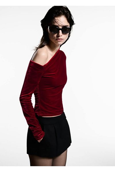 MANGO Woman Asymmetrische Bluse aus Samt